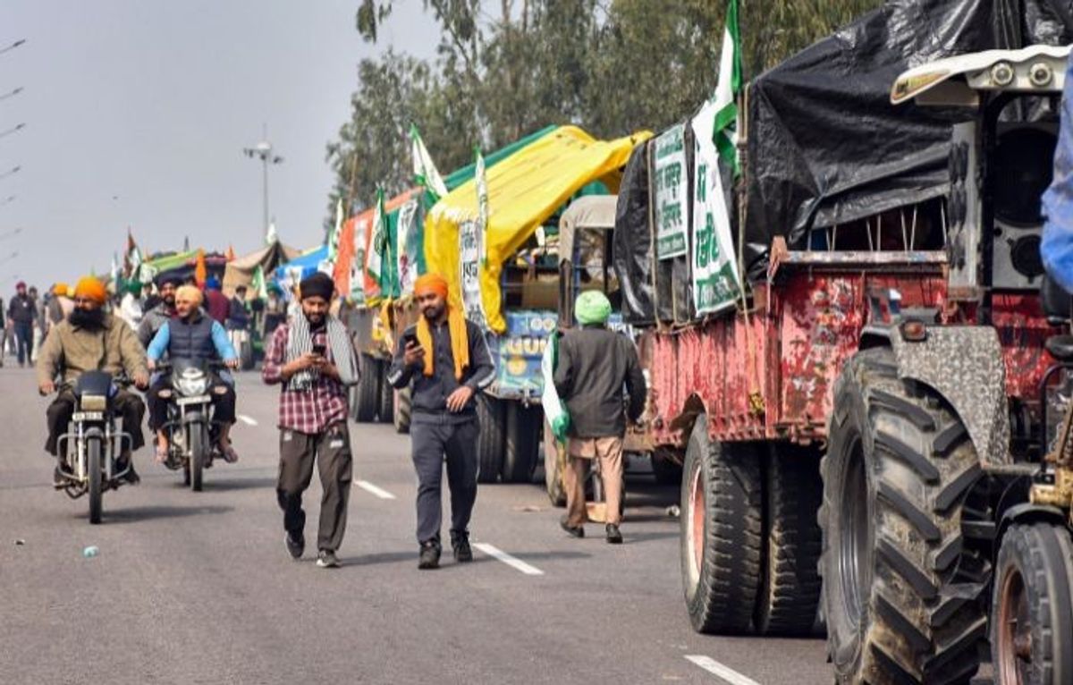 Indian farmers hold protest march near Delhi