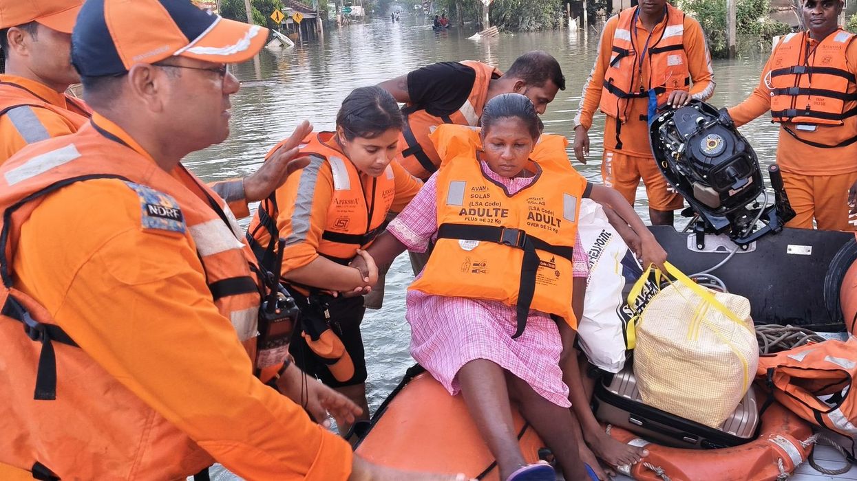 Indian forces rescue pregnant woman in Sri Lanka Floods