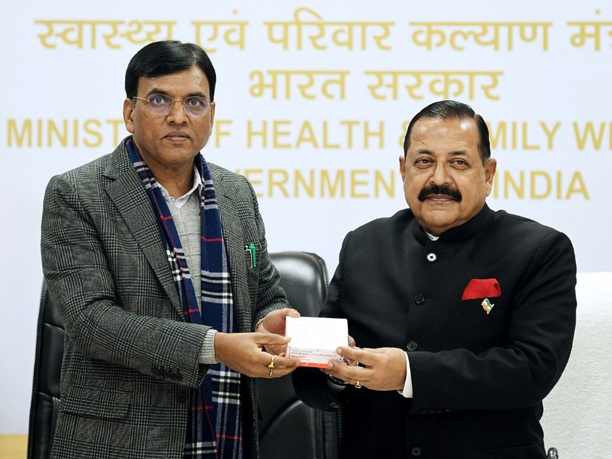 Indian health minister Mansukh Mandaviya (L) and minister of state for science and technology Jitendra Singh at the launch of the world's first Covid-19 nasal vaccine 'iNCOVACC'