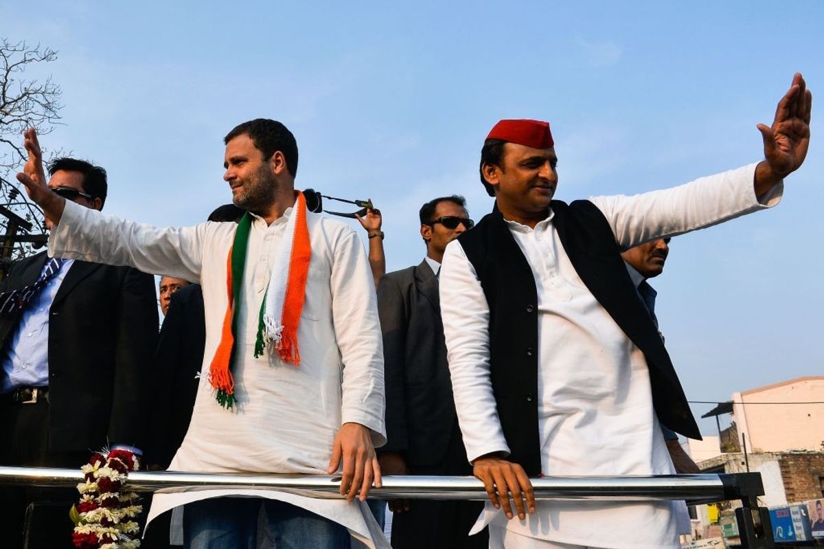 Indian National Congress leader Rahul Gandhi (L) and Samajwadi Party chief Akhilesh Yadav