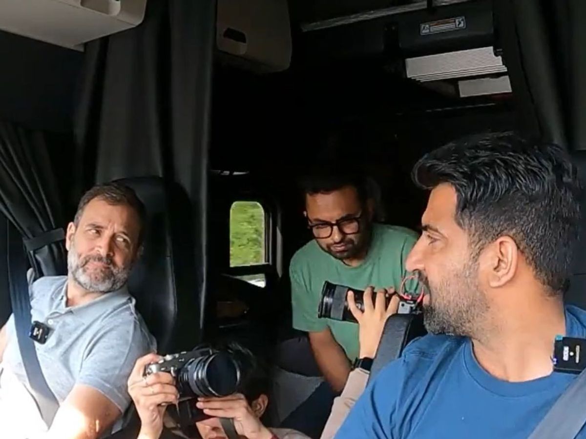 Indian National Congress leader Rahul Gandhi (L) speaks with an Indian-origin truck driver in the US.