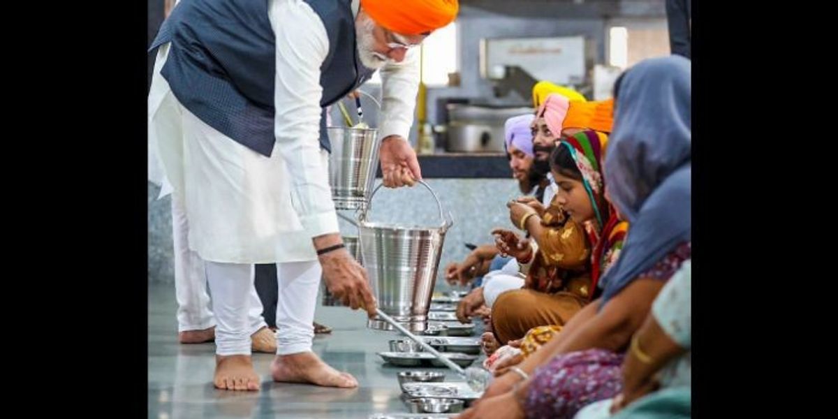 From making daal-roti to serving meal: WATCH Modi's day out at Sikh ...