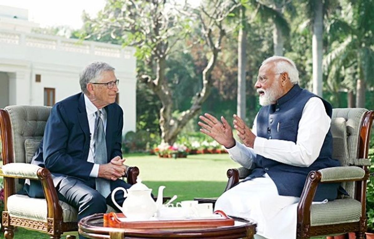 Indian PM Narendra Modi speaks with Microsoft co-founder Bill Gates