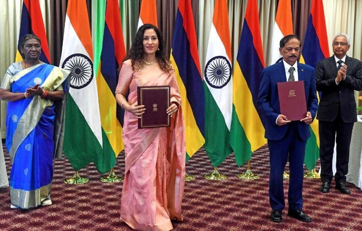 Indian president Droupadi Murmu (extreme left) and Mauritius prime minister Pravind Kumar Jugnauth (extreme right) witness the exchange of agreements between India and Mauritius in the areas of financial services, double taxation avoidance, anti-corruption measures, and expanding cooperation between public service commissions at the virtual inauguration event in Port Louis