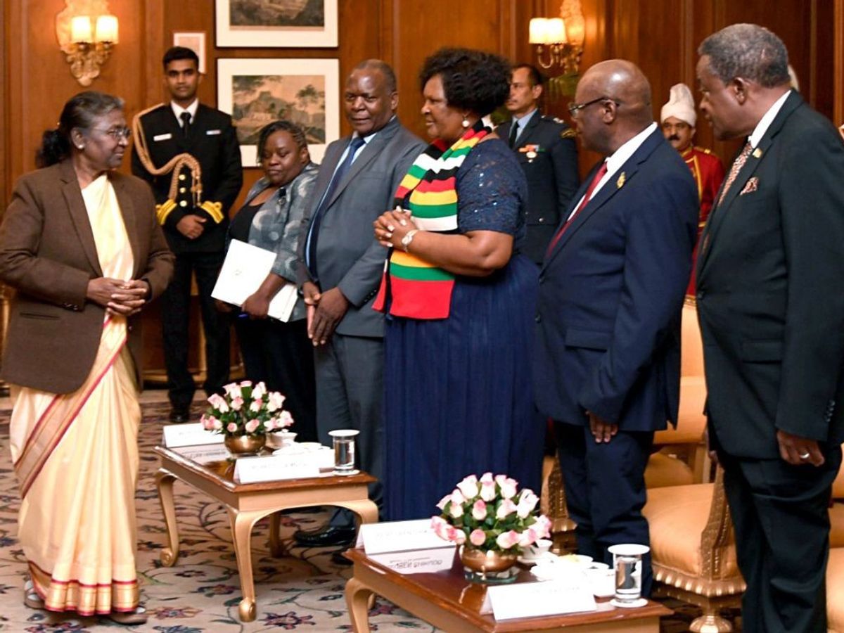 Indian president Droupadi Murmu (left) meets a parliamentary delegation from Zimbabwe