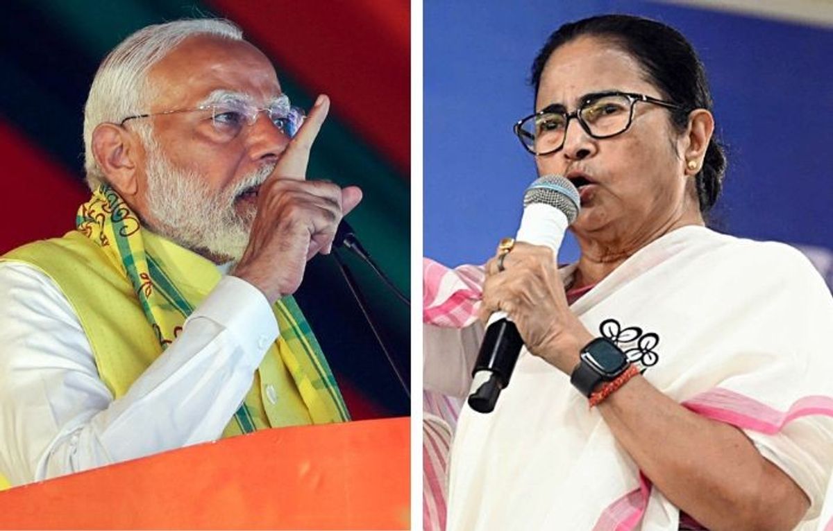 Indian prime minister Narendra Modi (L) and Mamata Banerjee, chief minister of the Indian state of West Bengal