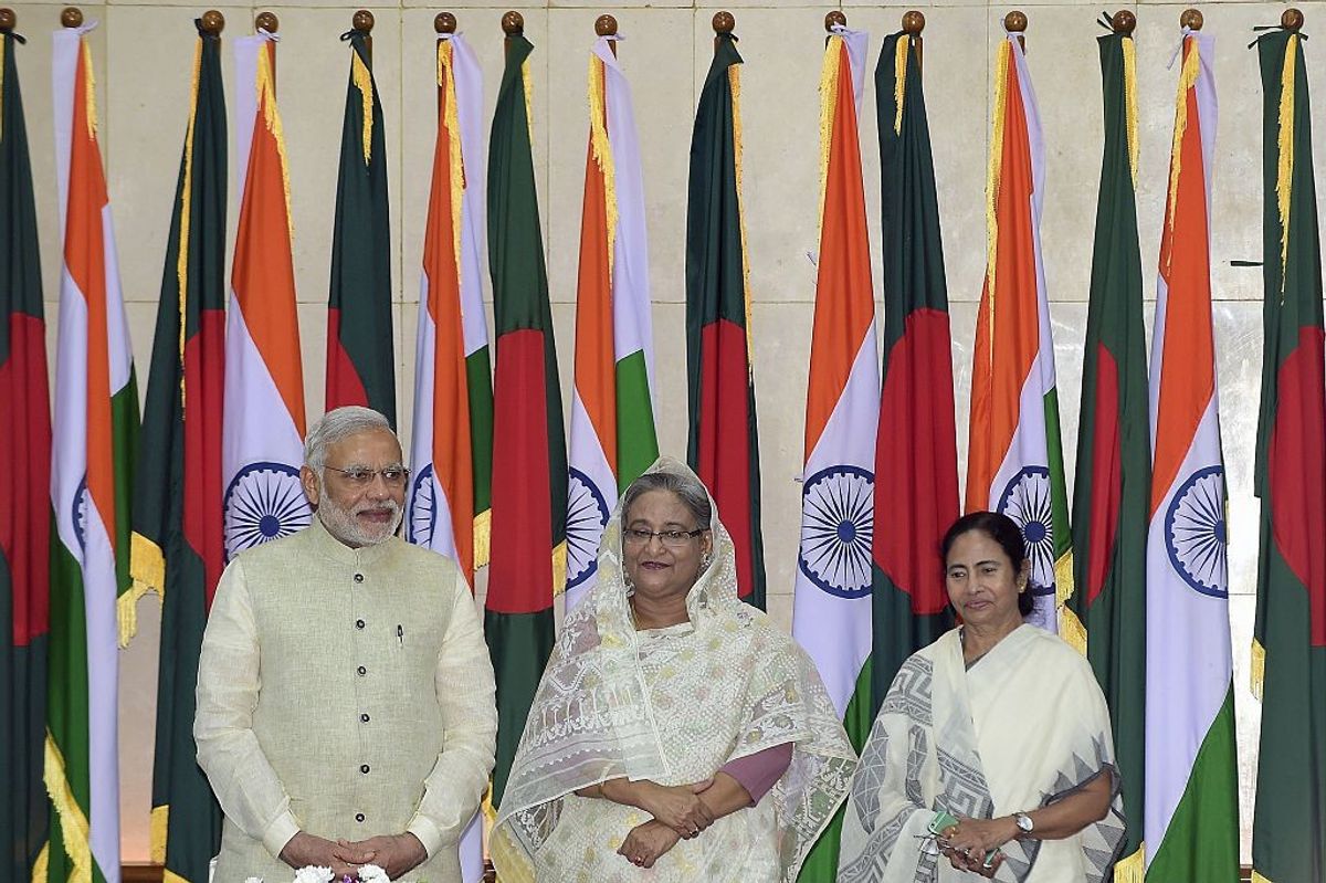 Indian prime minister Narendra Modi (L), his Bangladeshi counterpart Sheikh Hasina (C) and West Bengal chief minister Kumari Mamata Banerjee (R) at the exchange of agreements between India and Bangladesh in Dhaka, Bangladesh,