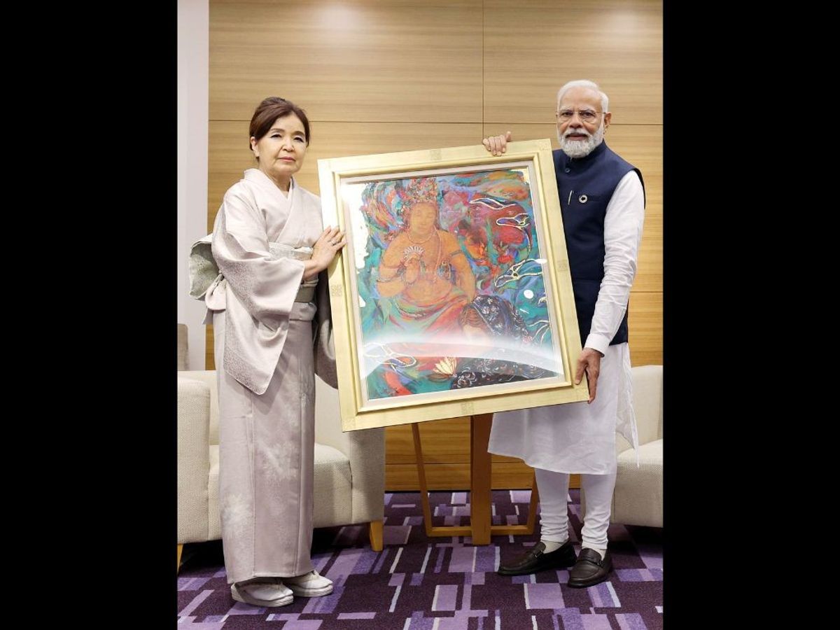 Indian prime minister Narendra Modi meets Japanese painter Hiroko Takayama at Hiroshima in Japan