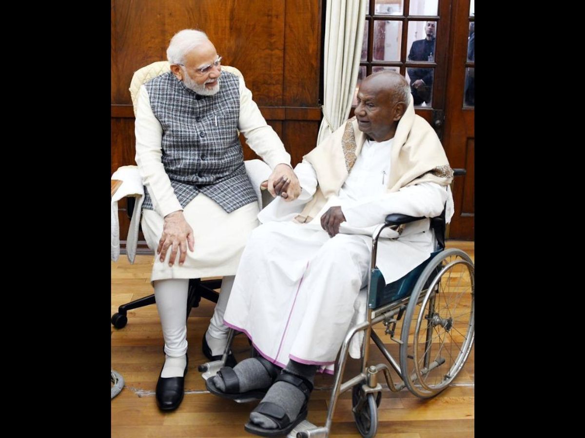 Indian prime minister Narendra Modi with former prime minister and Janata Dal (Secular) leader HD Deve Gowda in New Delhi