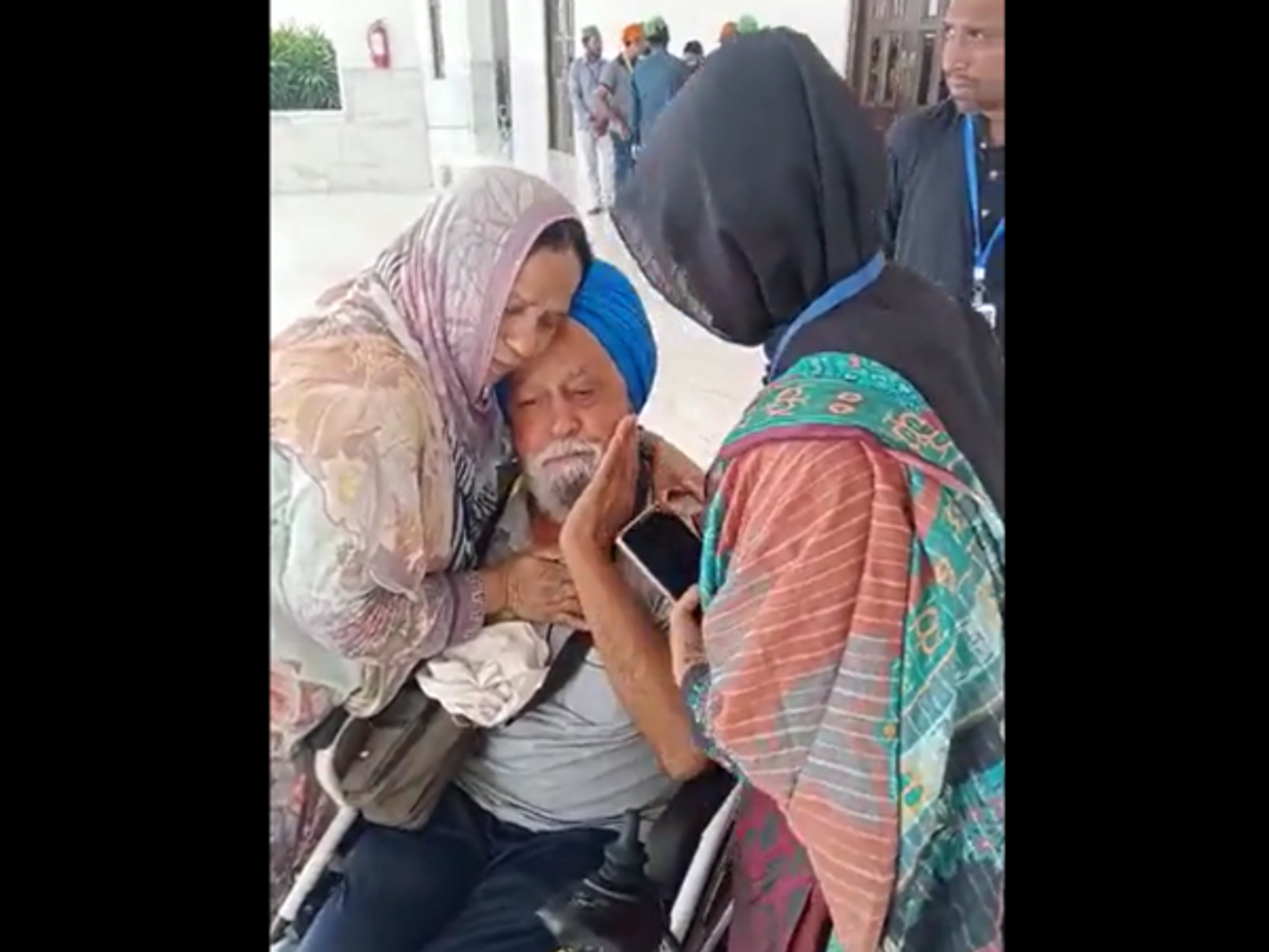 Indian Sikh man meets Muslim sister in Pakistan in Kartarpur