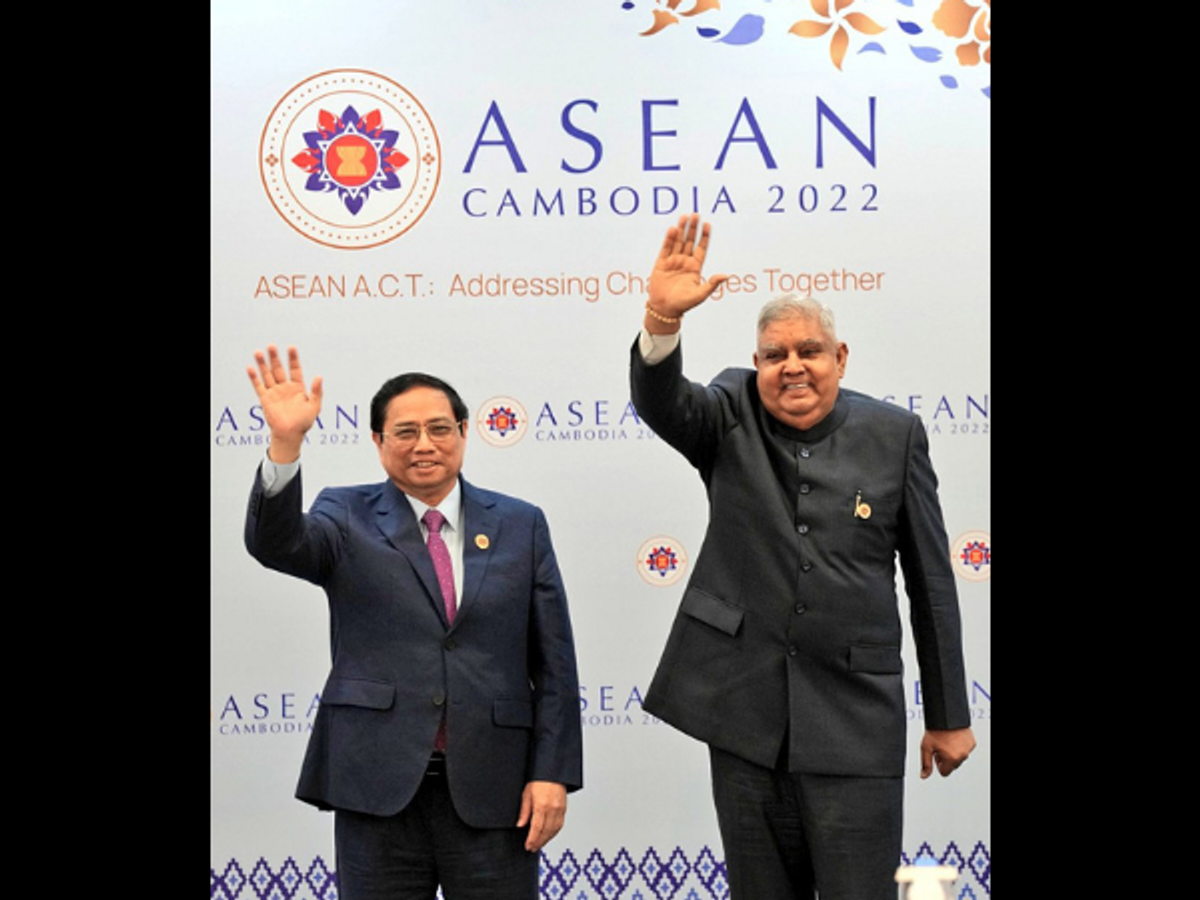 Indian vice president Jagdeep Dhankhar (R) with Vietnamese prime minister Pham Minh Chinh