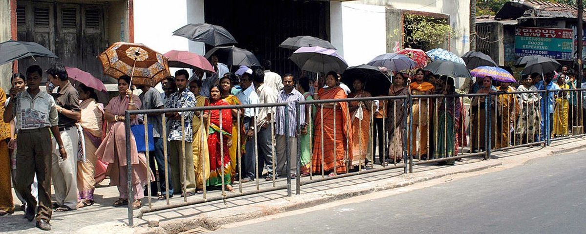 Indian voters cast ballots in intense heat in 2004 national elections