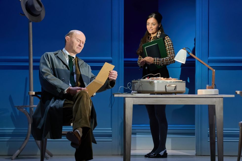 INSET 1 Mark Gatiss Sir John Gielgud and Aysha Kala Jessica Levy in The Motive and the Cue at the National Theatre. Photo by Mark Douet 50A1367 scaled