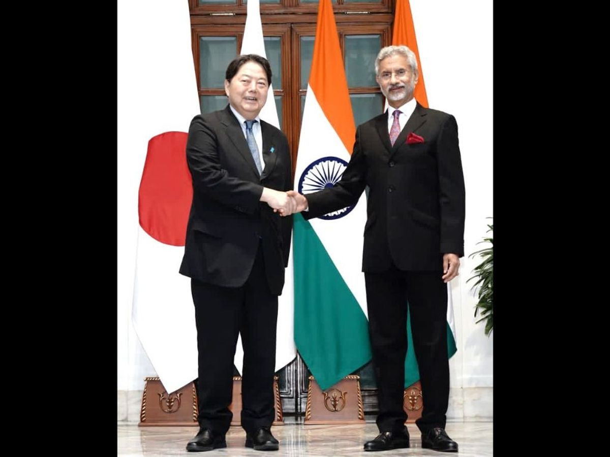 Japanese foreign minister Yoshimasa Hayasi (L) with his Indian counterpart Subrahmanyam Jaishankar in New Delhi