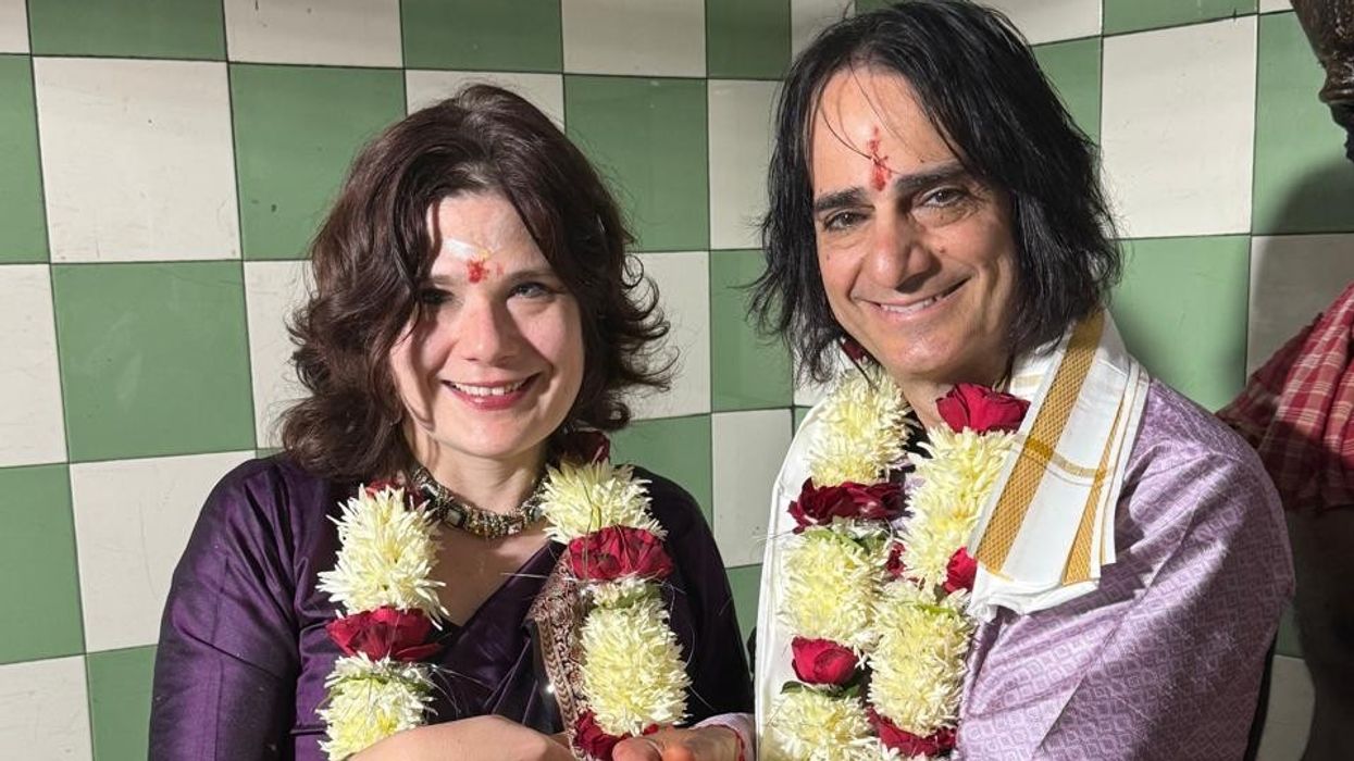 American couple ties the knot in Varanasi temple, embracing ancient Hindu traditions