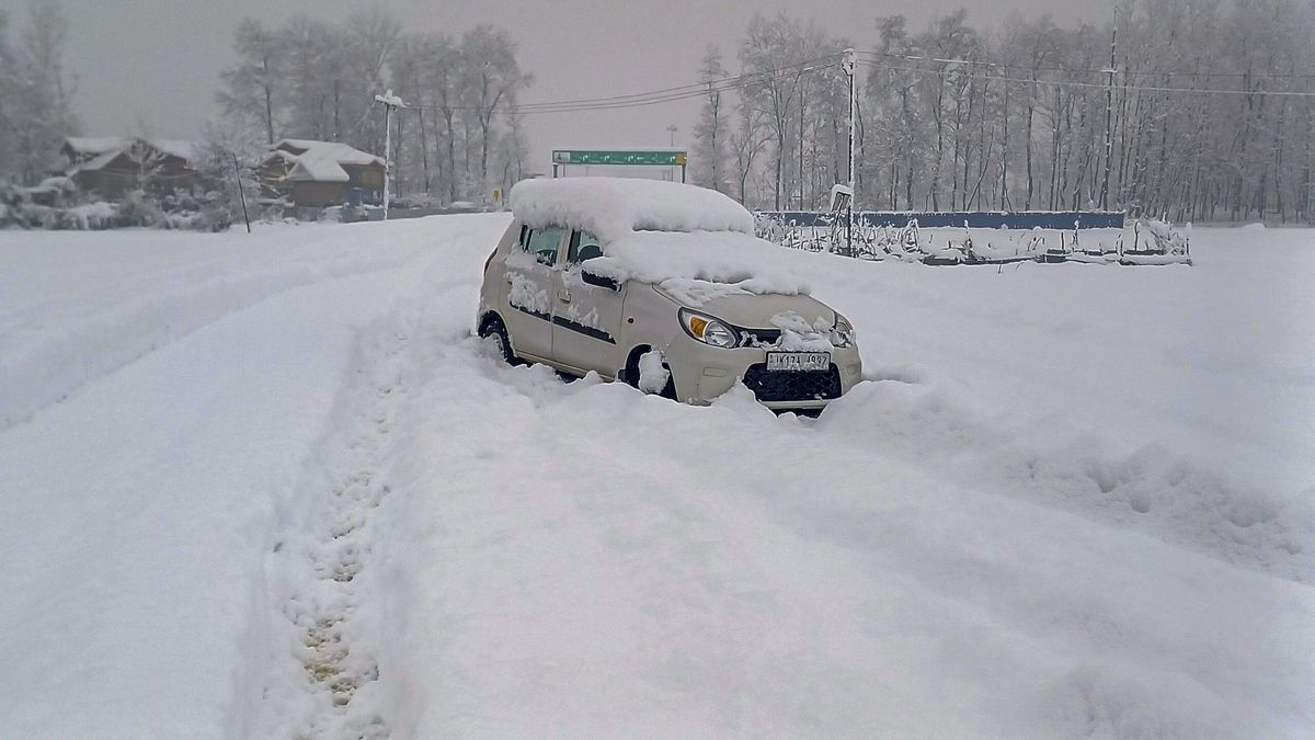 kashmir-snowfall-tourists