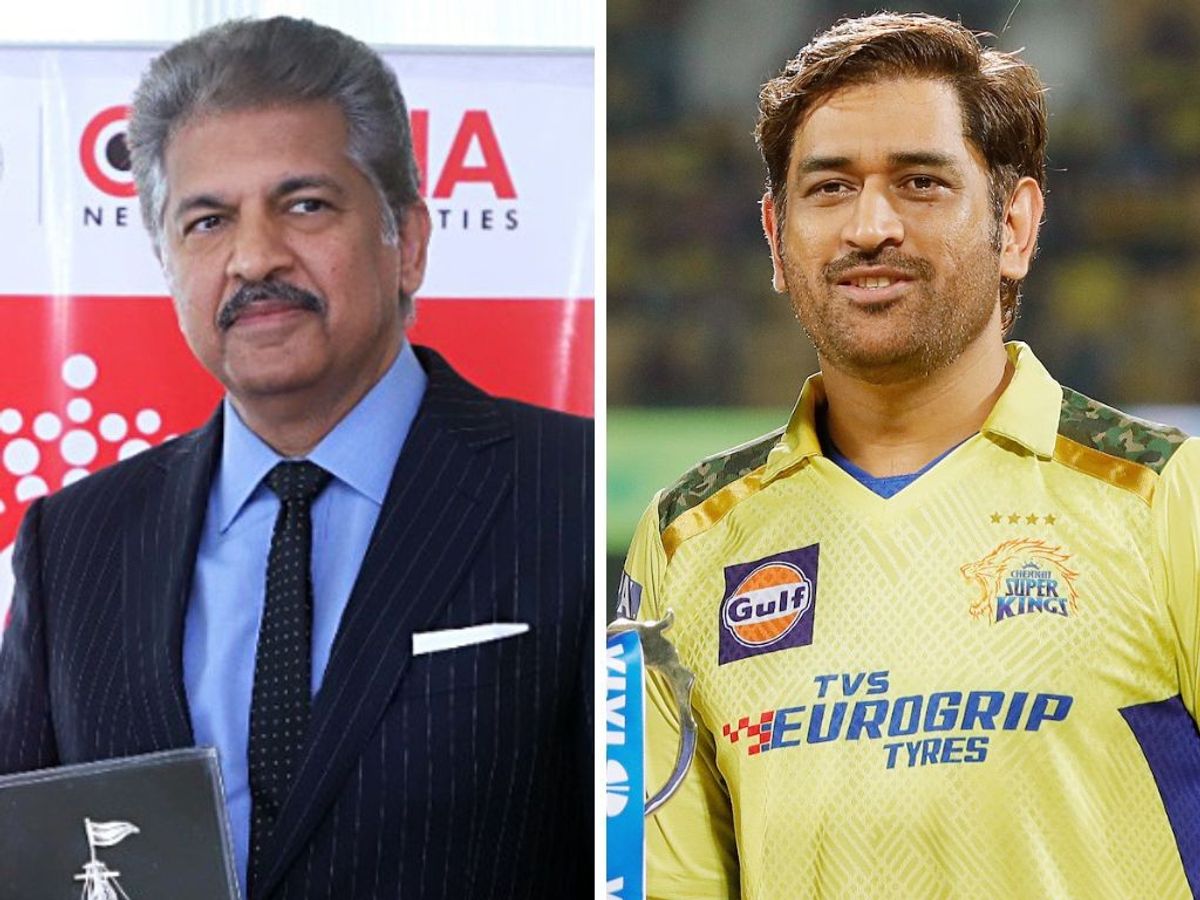 (L-R) Indian businessman Anand Mahindra and cricketer Mahendra Singh Dhoni