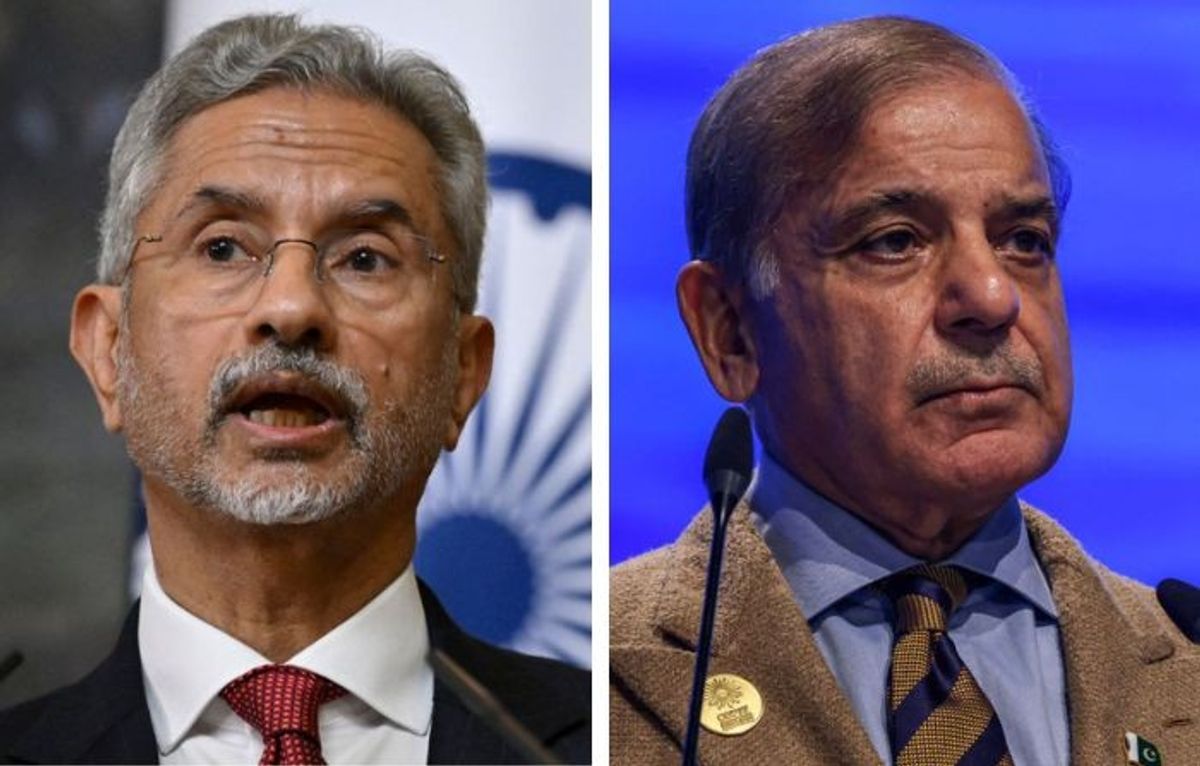 (L-R) Indian external affairs minister Subrahmanyam Jaishankar (L) and Pakistani prime minister Shehbaz Sharif