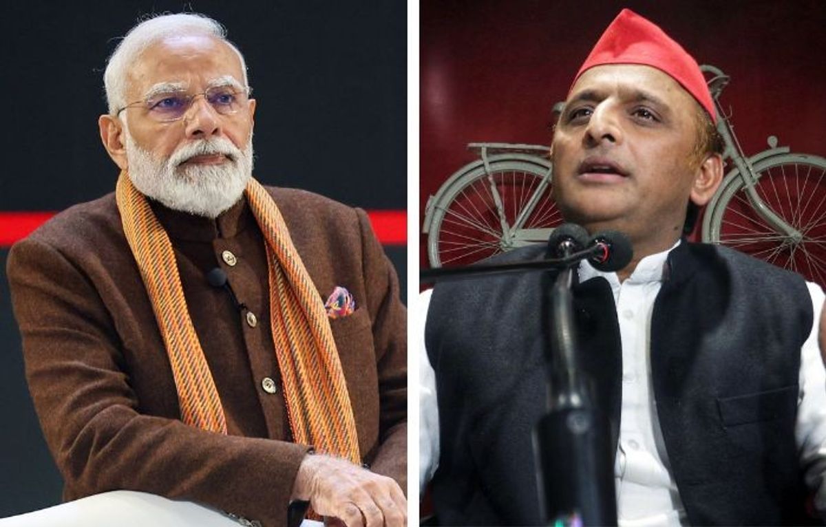 (L-R) Indian PM Narendra Modi and Akhilesh Yadav of Samajwadi Party