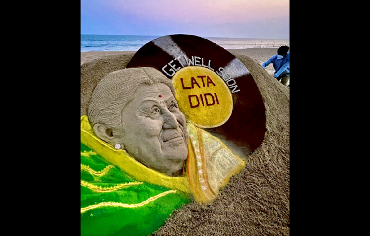 Lata Mangeshkar sand sculpture