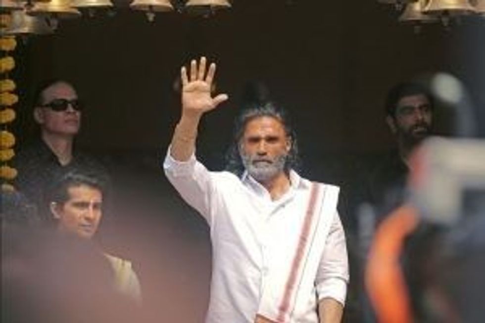 Lead inset Suniel Shetty in Dharavi Bank 871