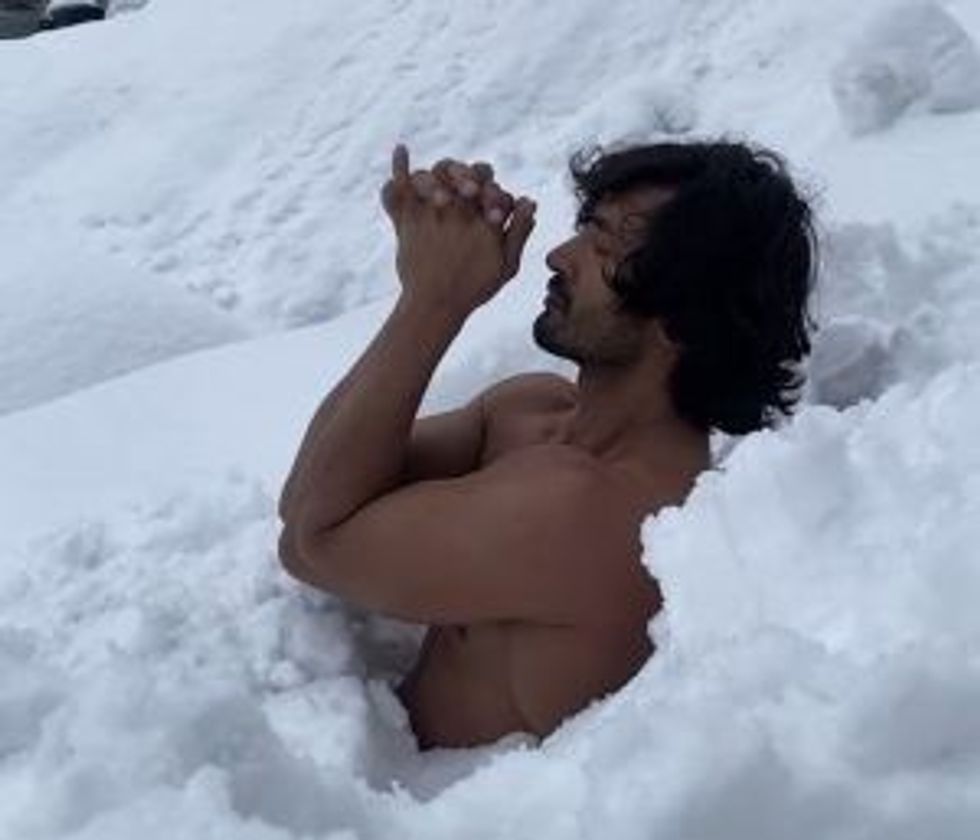 Lead inset Vidyut Jammwal buried in snow