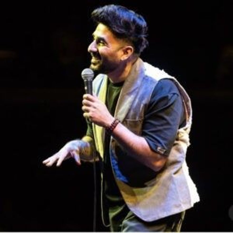 Lead inset Vir Das on stage 771