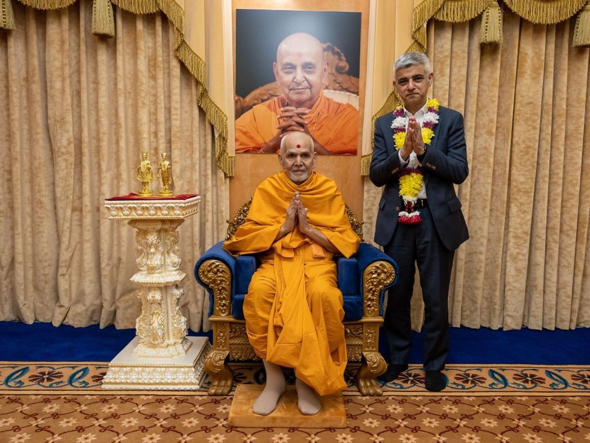 London mayor Sadiq Khan with His Holiness Mahant Swami Maharaj at the Neasden Temple