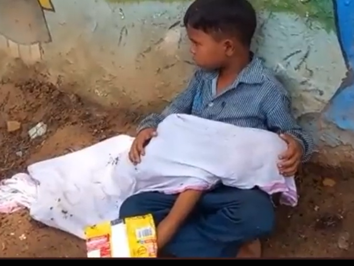 Madhya Pradesh boy sittinhg corpse of younger brother