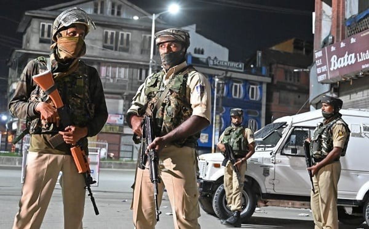 Normal Life Continues To Remain Affected In Kashmir For 44th Day