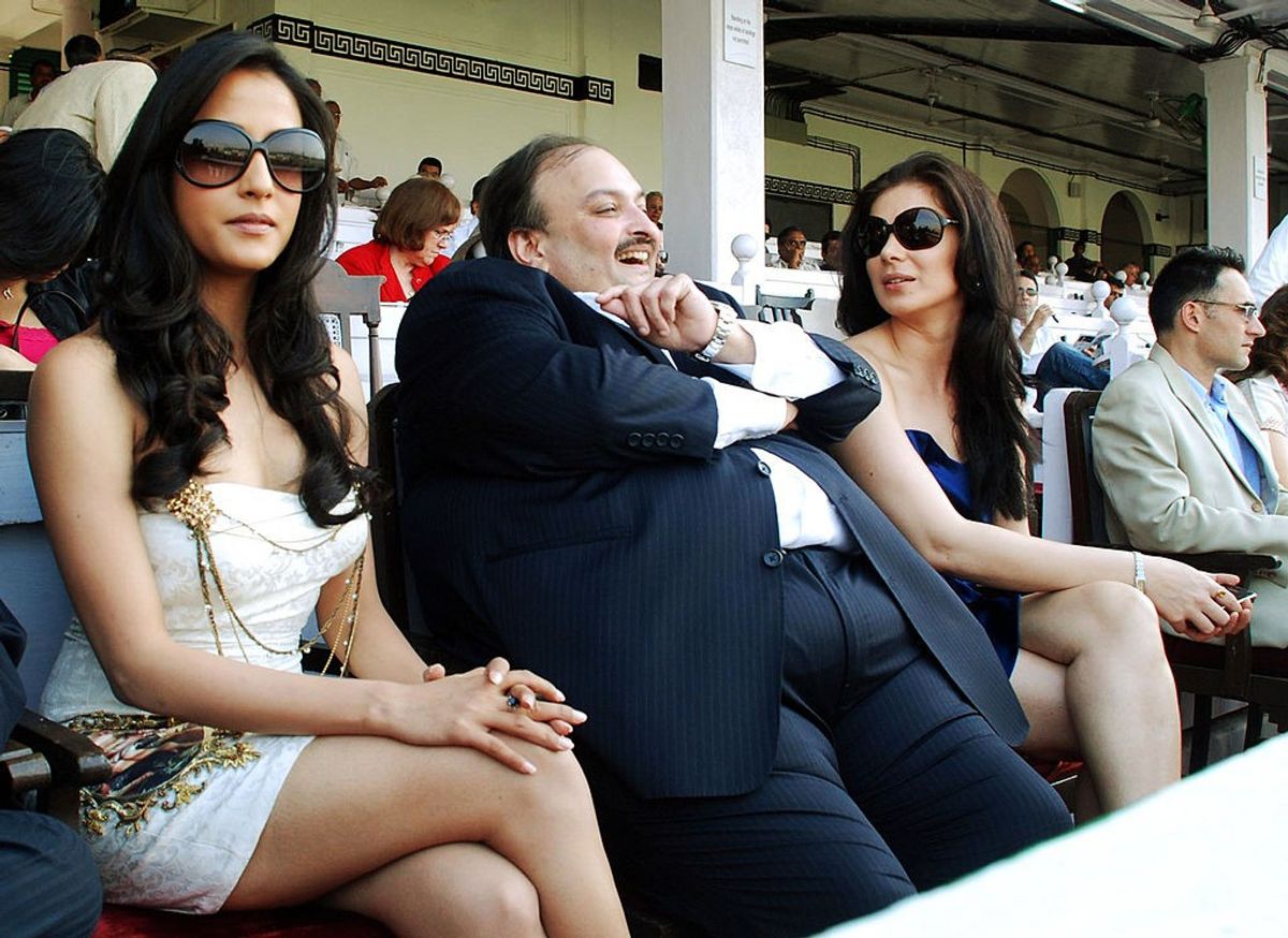 Mehul Choksi with Indian actors Raima Sen (L) and Urvashi Sharma in Mumbai in December 2009.
