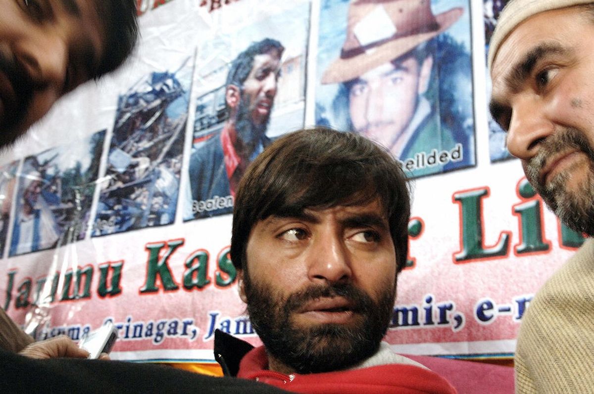 Muhammed Yasin Mailk (2-R) in 2007.