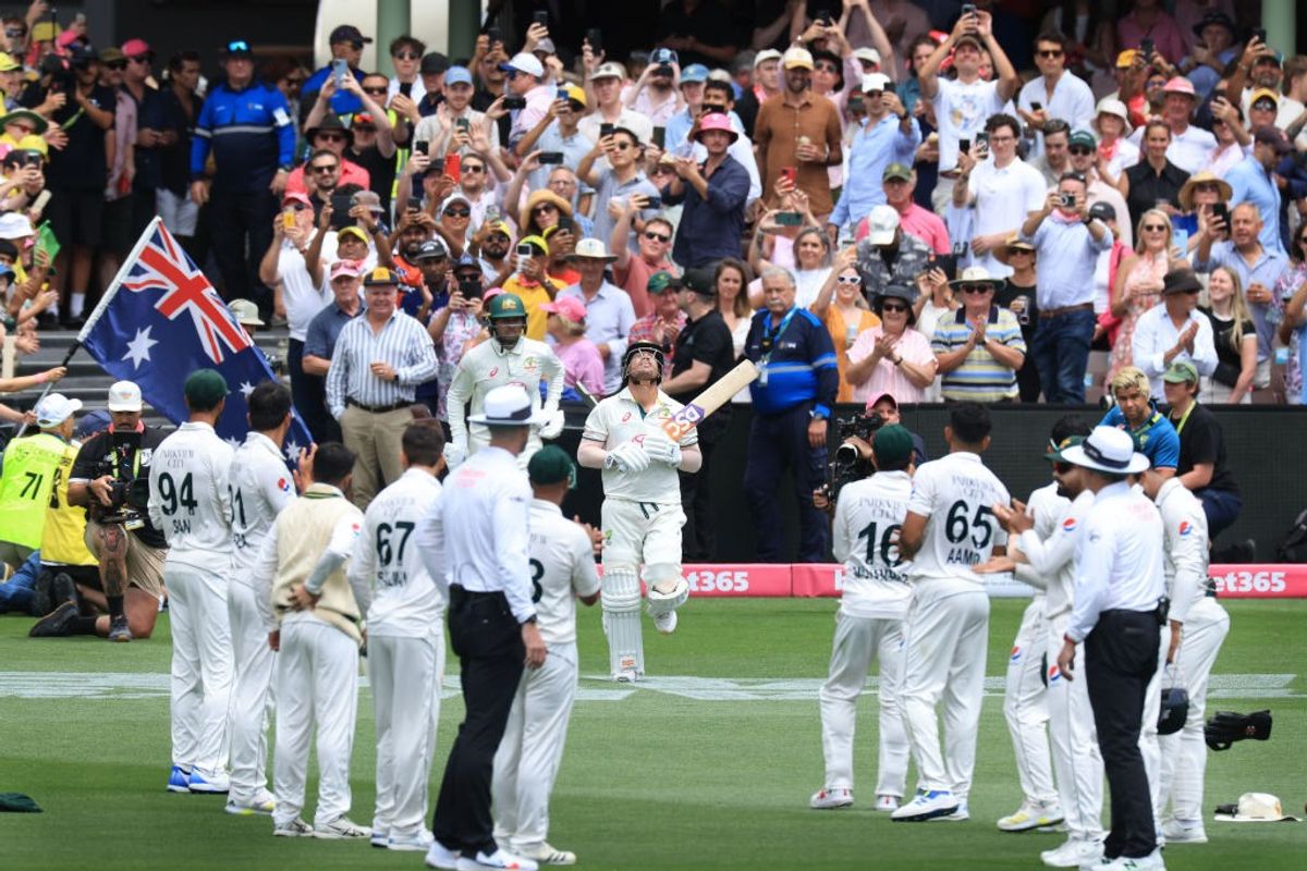 Pakistan cricketers give guard of honour to Australia batter David Warner in Sydney