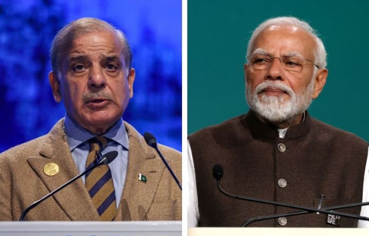 Pakistan PM Shehbaz Sharif (L) and Indian PM Narendra Modi