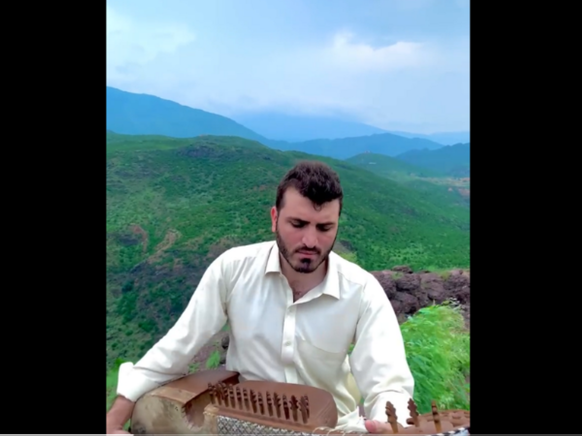 Pakistani artiste plays India's National Anthem