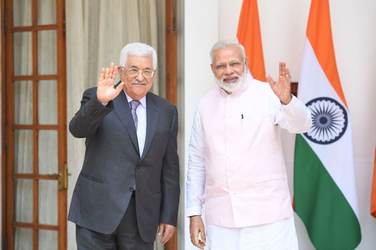 Palestinian president Mahmoud Abbas (L) and Indian prime minister Narendra Modi