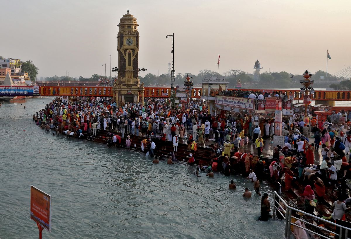 Top seer at India religious mega-festival dies from Covid-19