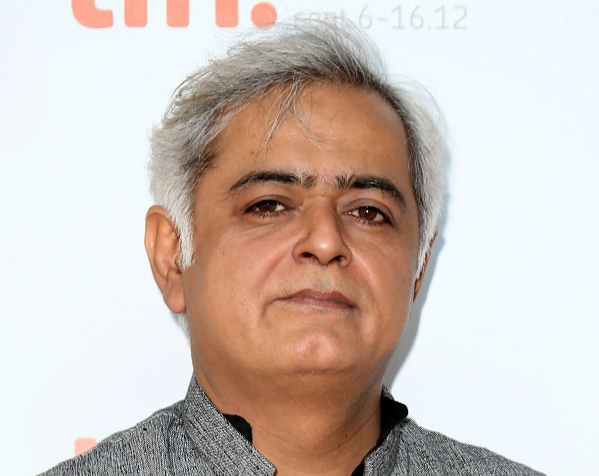 Hansal Mehta extends his support to Shah Rukh Khan