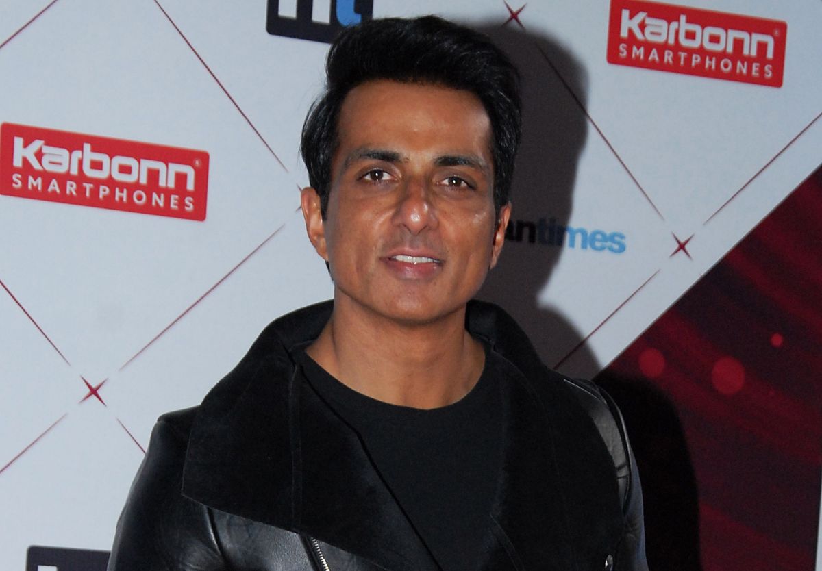Sonu Sood takes the first shot of Covid-19 vaccine