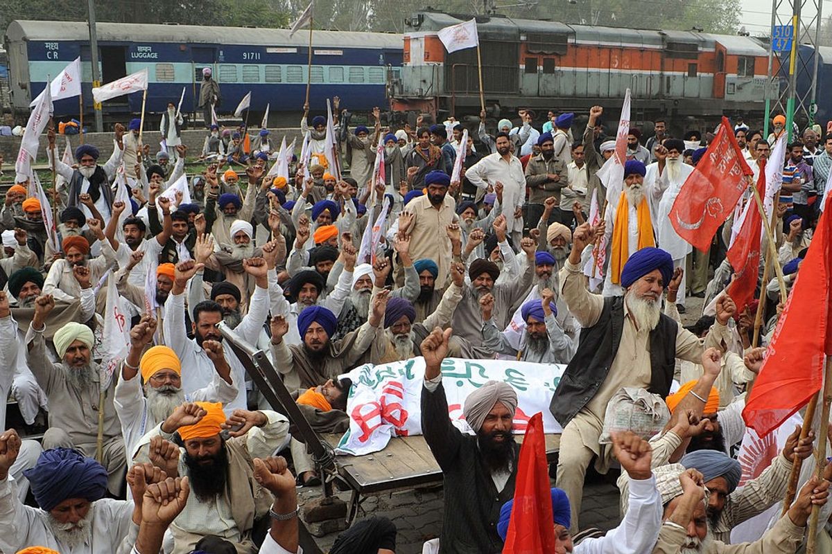 Cops use force to block Punjab farmers from going to Delhi