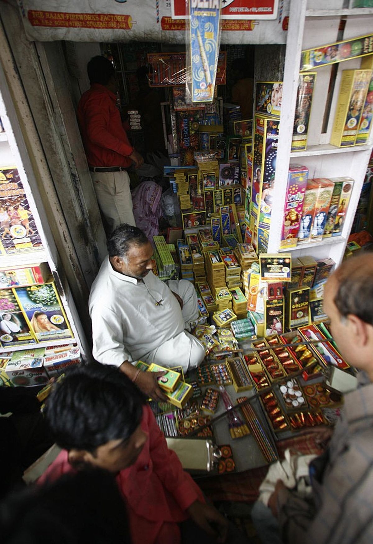Shoppers shrug off pandemic, pollution ahead of Diwali