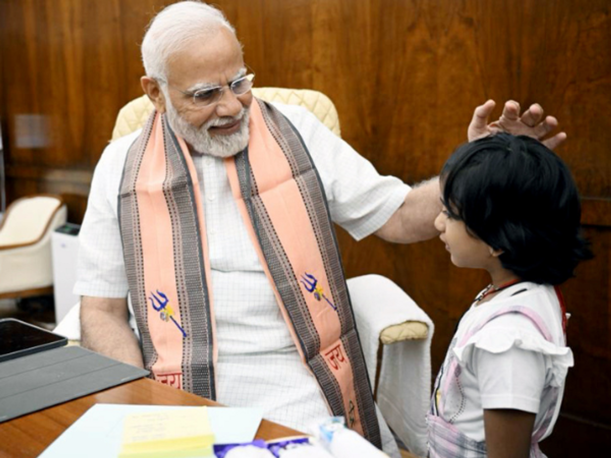 PM Modi and Ahana Firojiya