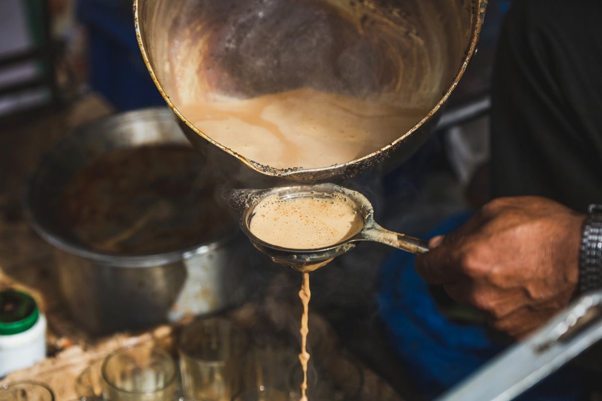 Indian tea-seller makes grand celebration after buying daughter a smartphone