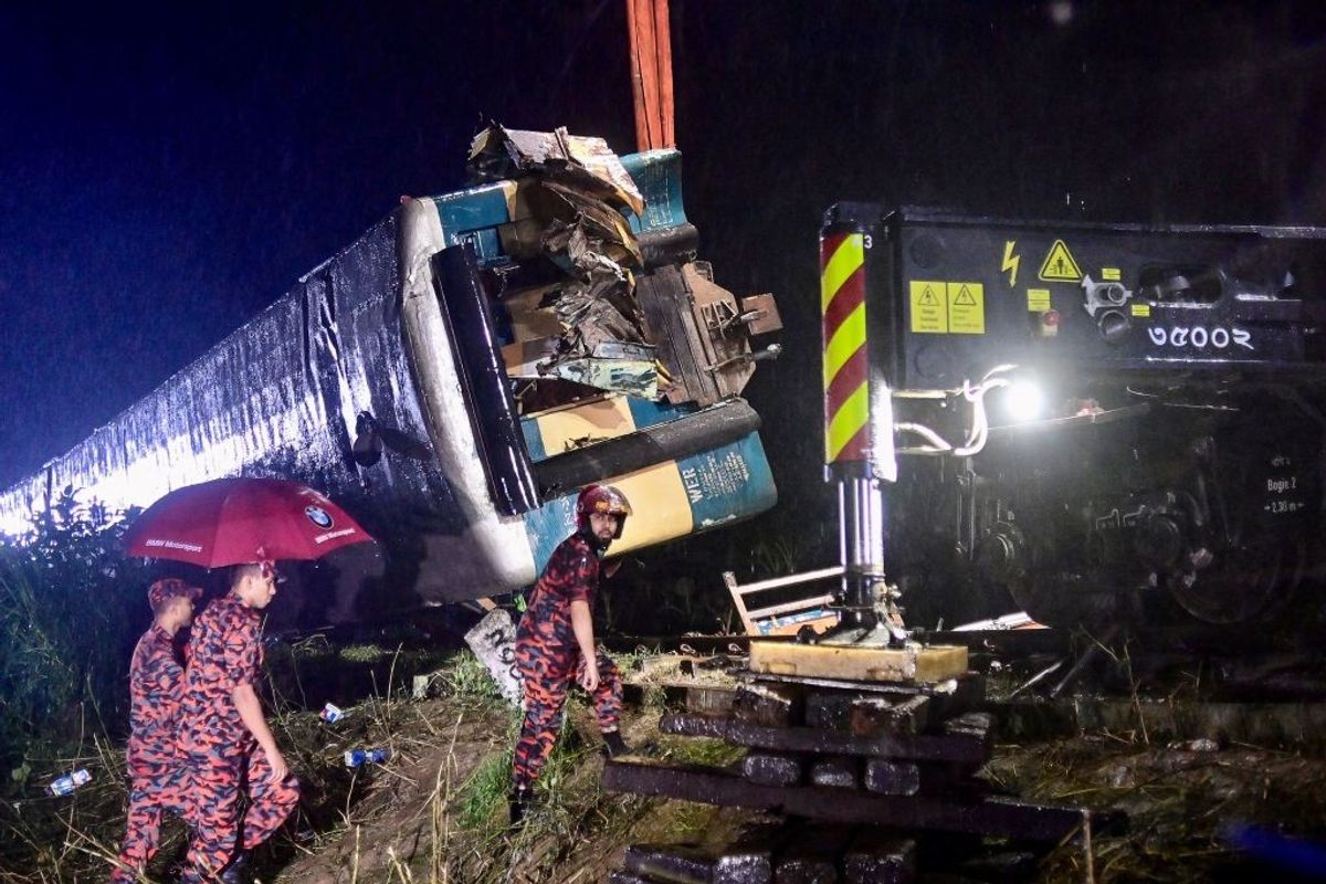 17 die in Bangladesh train accident