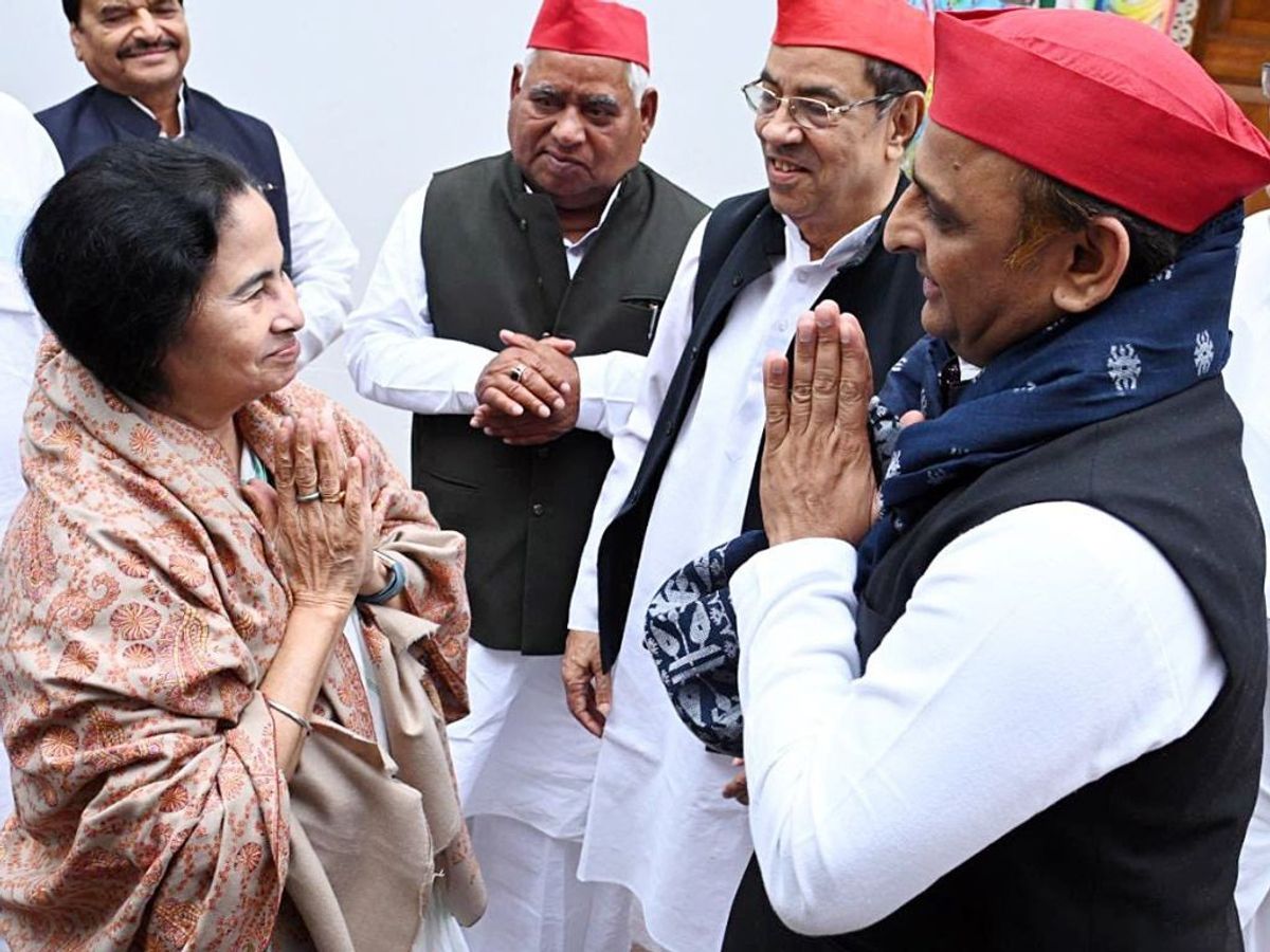 Samajwadi Party president Akhilesh Yadav (R) and West Bengal chief minister Mamata Banerjee greet each other in the presence of others at the latter's residence in Kolkata, India,