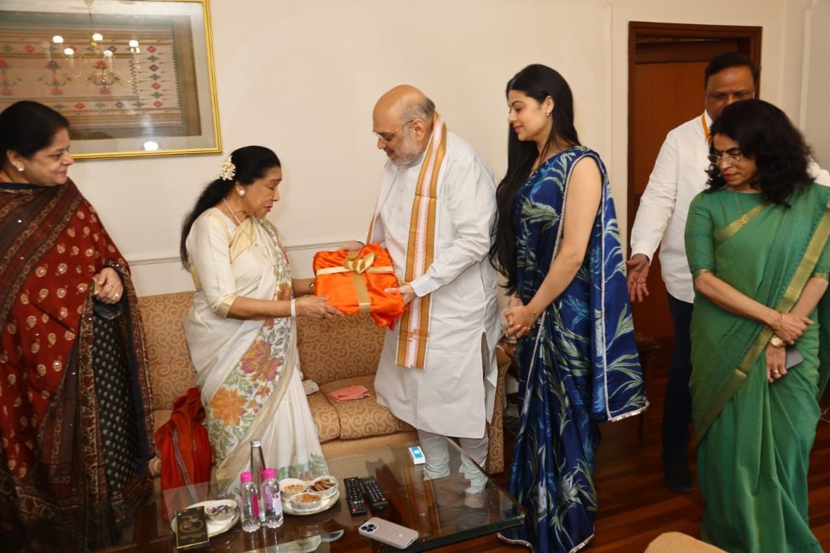 India home minister Amit Shah unveils Asha Bhosle's photobiography ‘Best of Asha’