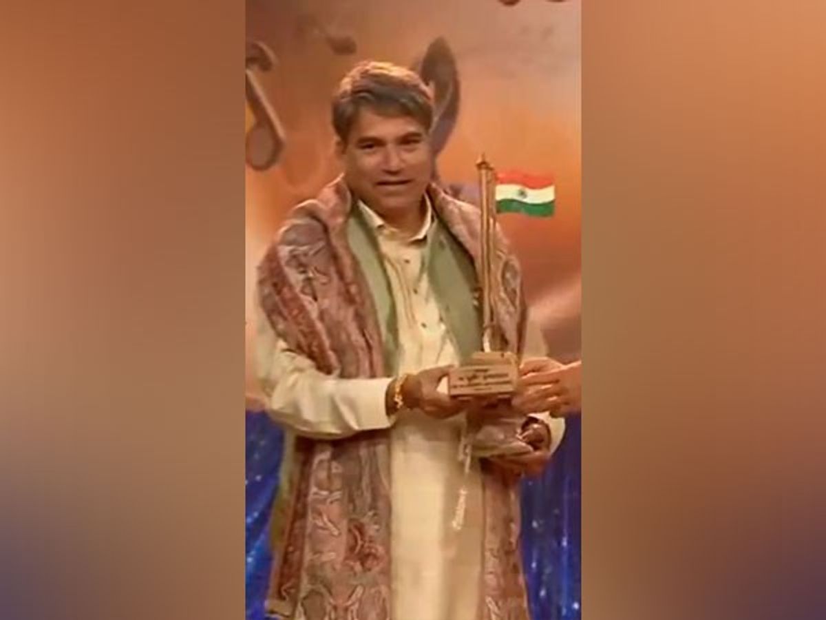 Suresh Wadkar receives Lata Mangeshkar Award