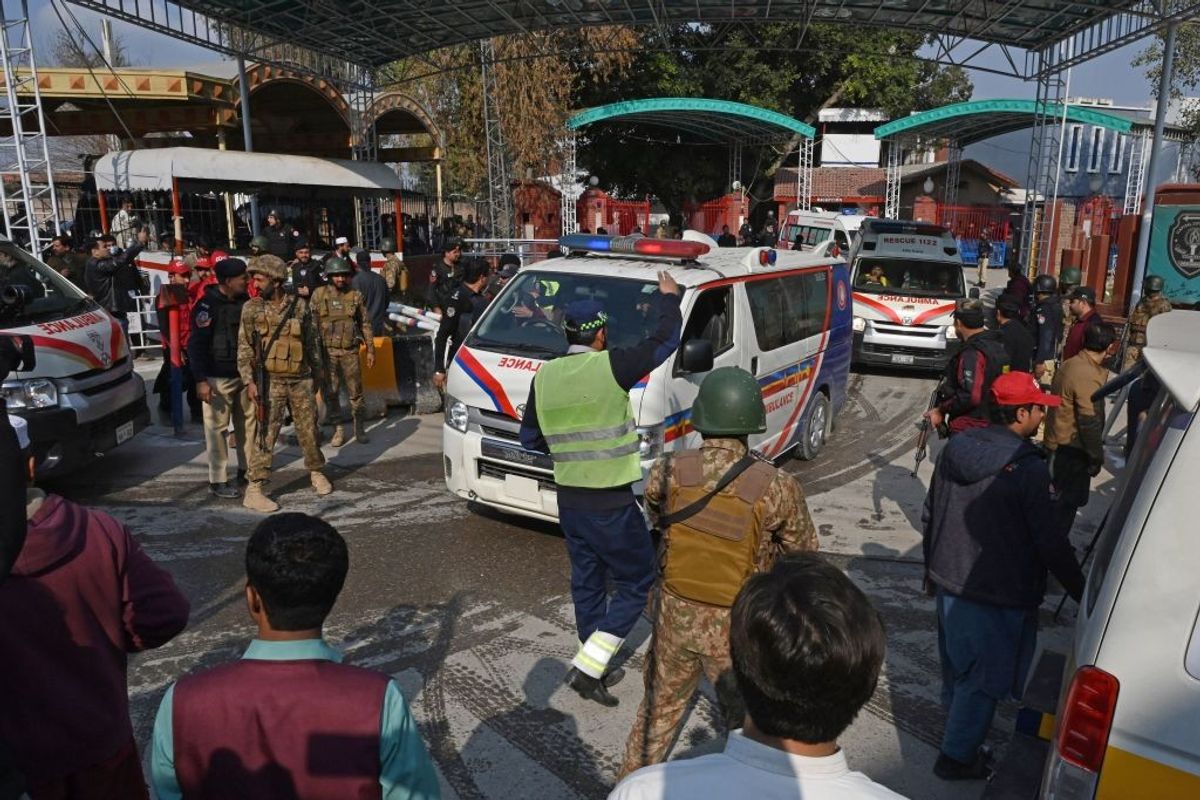 Suicide attack in Peshawar, Pakistan, kills and injures many