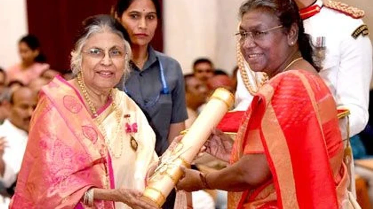 Suman Kalyanpur receives the Padma Bhushan from Droupadi Murmu