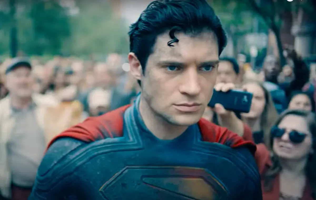 Superman’s intervention in the war sparks major international tensions and puts him on a collision course with the Hammer, whose raw firepower and laser weaponry make him a formidable adversary.